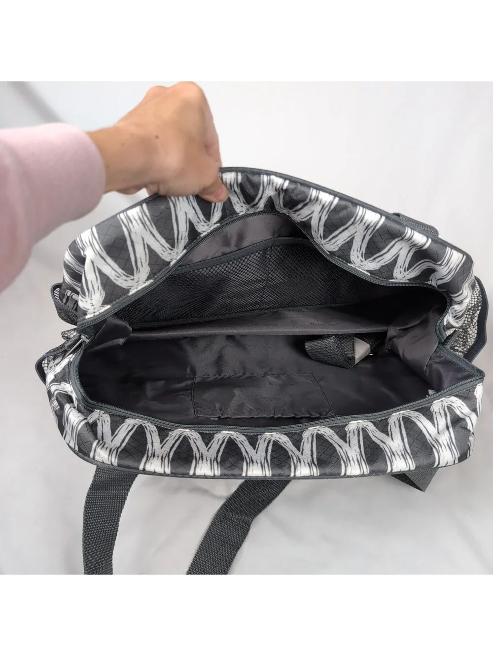 Thirty-One All-in-One Weekender Tote Bag Grey White Geometric Link Pattern New